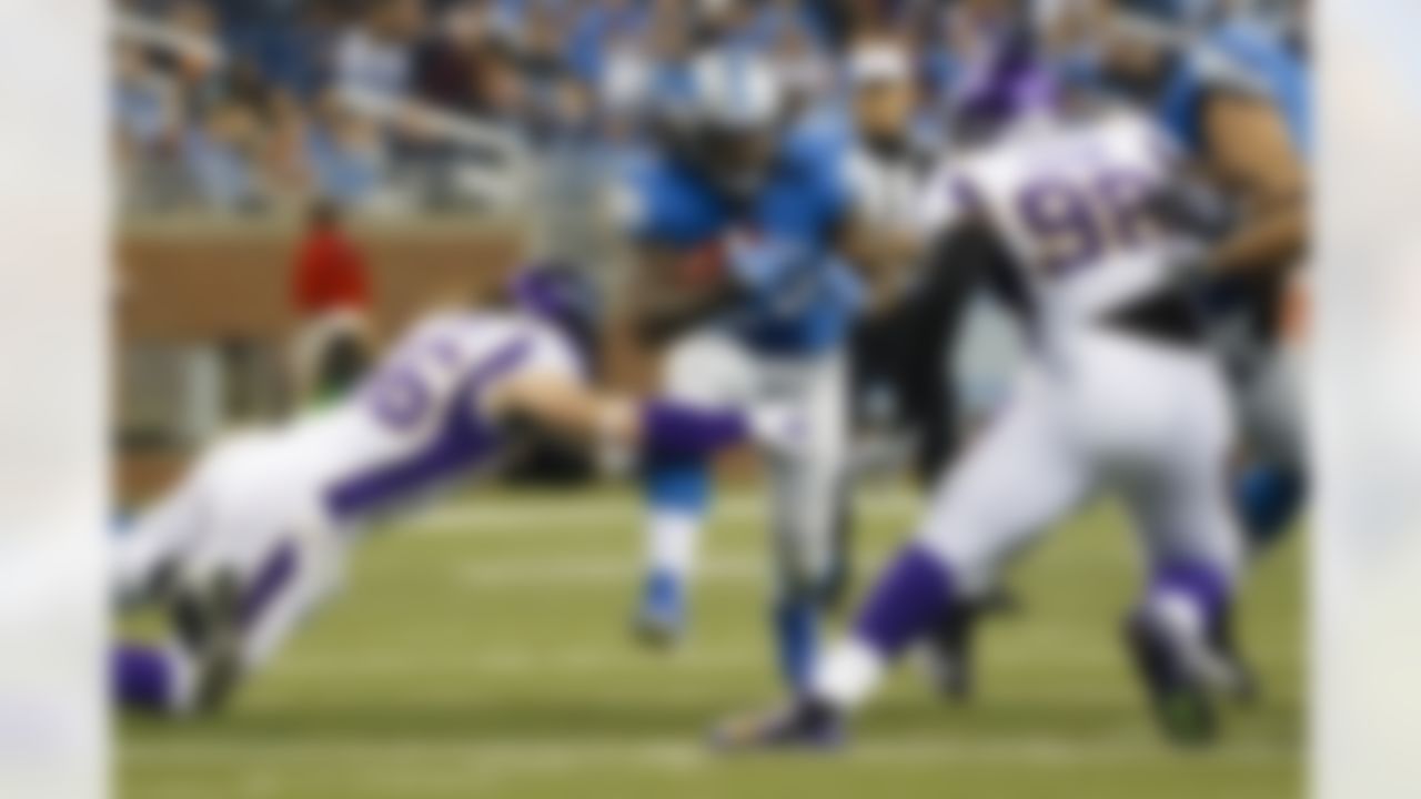 Detroit Lions running back Mikel Leshoure (25) runs the ball at Minnesota Vikings defensive end Brian Robison (96) and defensive tackle Letroy Guion (98) during the first half in Detroit, Sunday, Sept. 30, 2012. (AP Photo/Rick Osentoski)