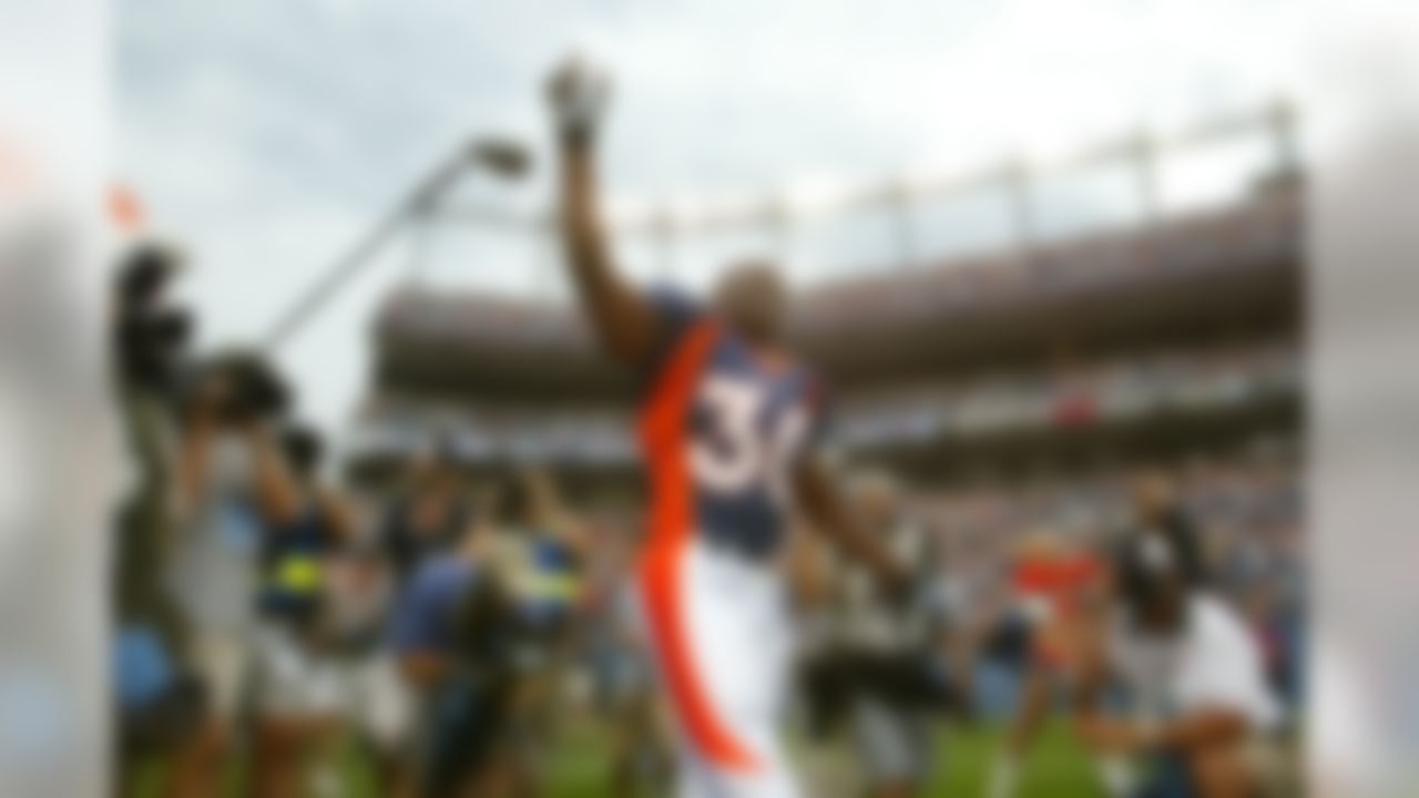 Denver Broncos running back Terrell Davis waves to the fans as he is introduced prior to the start of Monday night's NFL exhibition game between the San Francisco 49ers and the Denver Broncos in Denver on Monday, Aug. 19, 2002.  (AP Photo/Jack Dempsey)