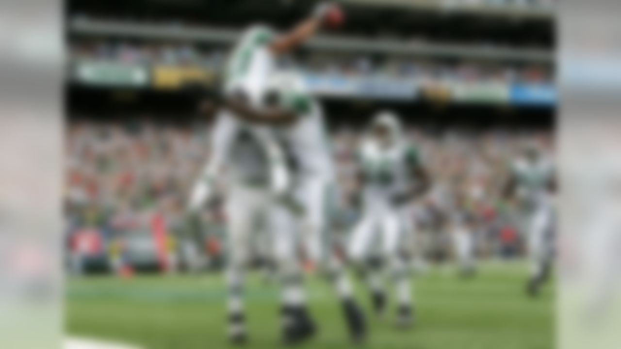 EAST RUTHERFORD, NJ - SEPTEMBER 09:  Laveranues Coles #87 of the New York Jets is lifted by his teammates after running in a touchdown against the New England Patriots on September 9, 2007 at Giants Stadium in East Rutherford, New Jersey.  (Photo by Nick Laham/Getty Images)