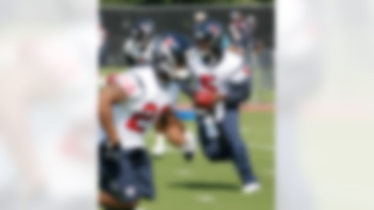 HOUSTON - MAY 09:   Quarternack Quinn Gray #5 of the Houston Texans runs a play  during a morning practice session May 9, 2008 in Houston, Texas.  (Photo by Bob Levey/Getty Images)