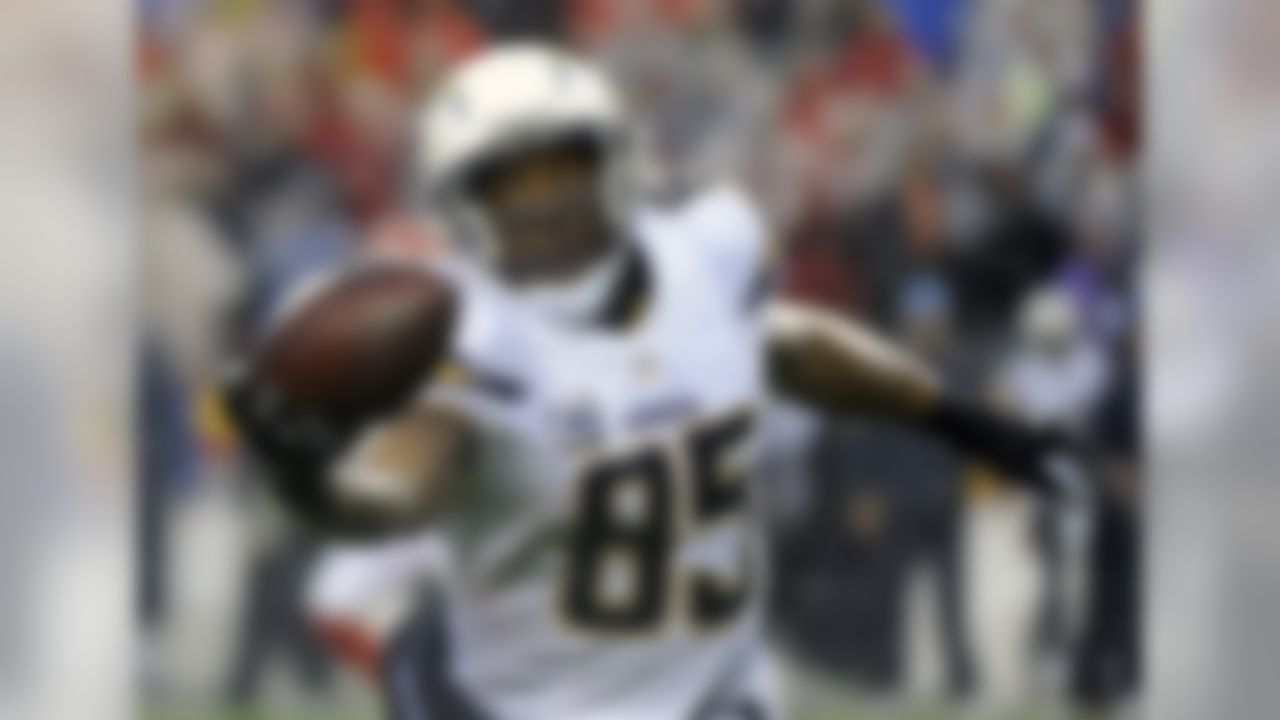 San Diego Chargers tight end Antonio Gates (85) makes a catch during the first half of an NFL football game against the Kansas City Chiefs in Kansas City, Mo., Sunday, Dec. 13, 2015. (AP Photo/Ed Zurga)