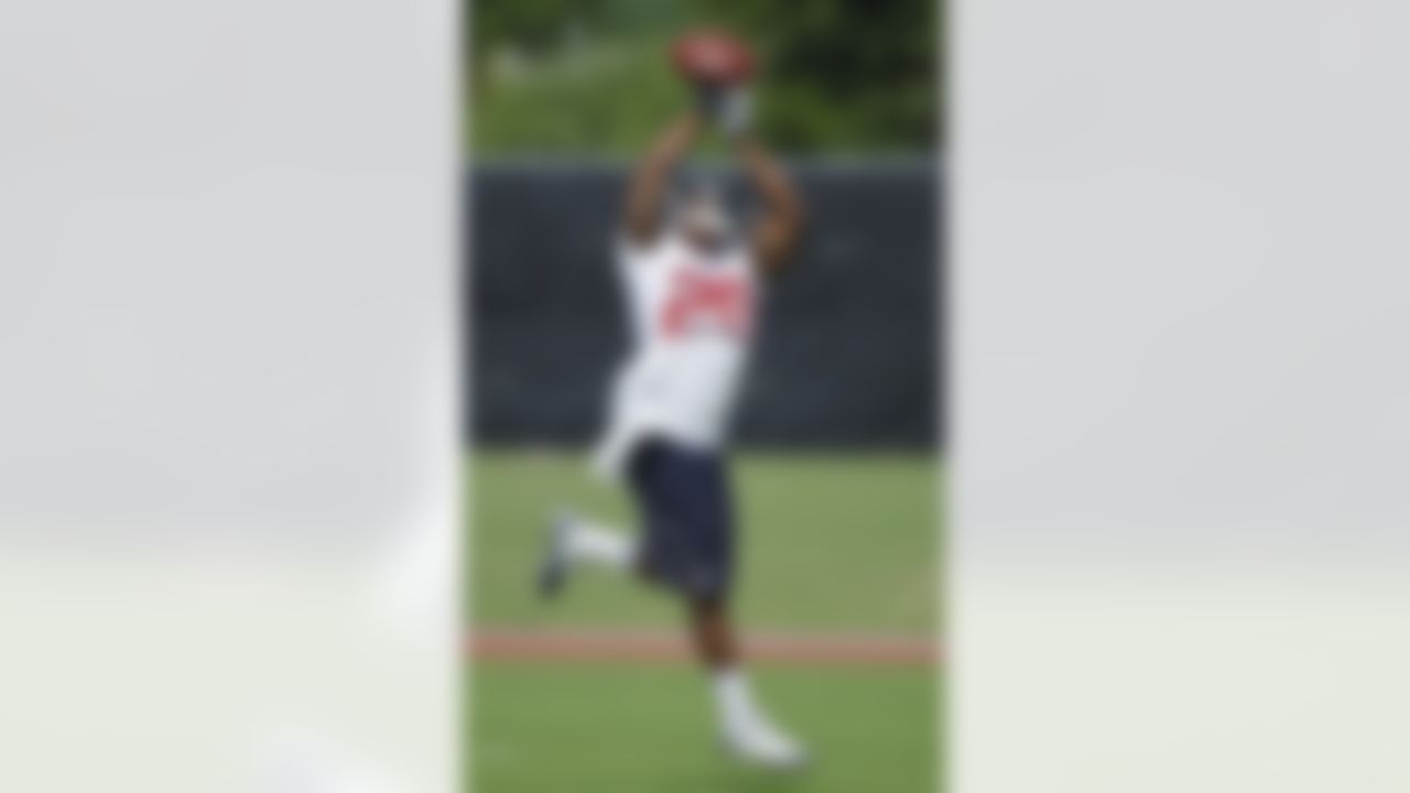 Houston Texans running back Steve Slaton makes a catch during an NFL football mini camp Tuesday, May 18, 2010 in Houston. Slaton is recovering from an offseason neck injury and hopes to be ready for the 2010 season. (AP Photo/Dave Einsel)