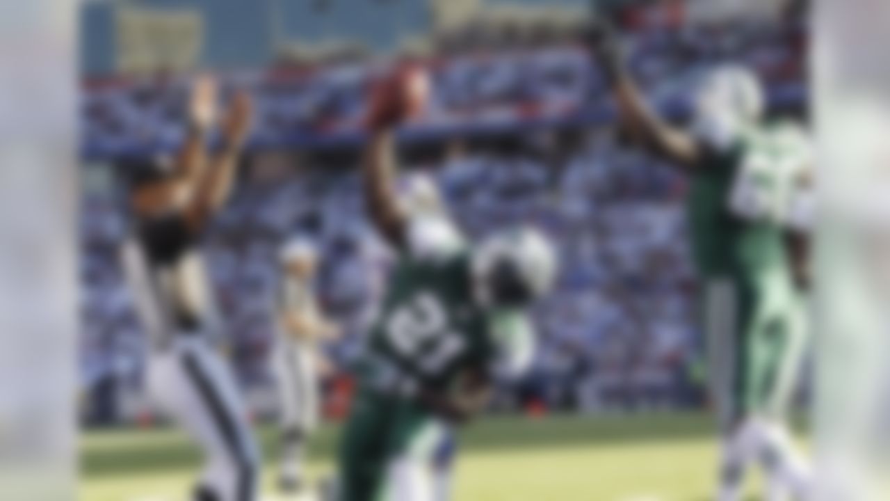 New York Jets' LaDainian Tomlinson celebrates his touchdown against the Buffalo Bills during the third quarter of an NFL football game in Orchard Park, N.Y., Sunday, Nov. 6, 2011. (AP Photo/Derek Gee)