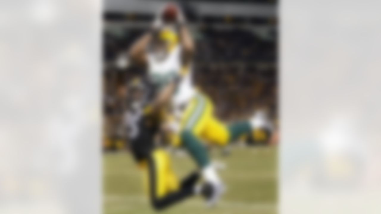 Green Bay Packers tight end Jermichael Finley, top, makes touchdown catch over Pittsburgh Steelers safety Ryan Clark in the end zone in the fourth quarter of an NFLfootball game in Pittsburgh, Sunday, Dec. 20, 2009. The Steelers came from behind to win 37-36 as time ran out. (AP Photo/Keith Srakocic)