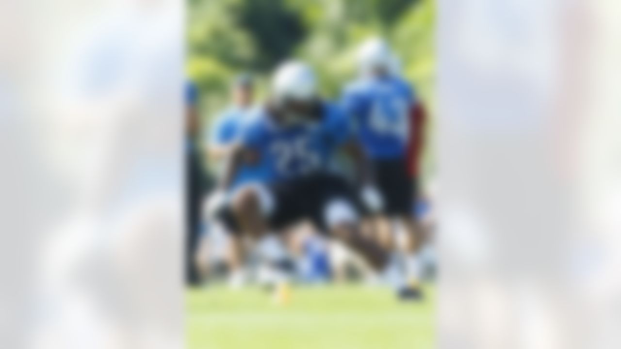 Detroit Lions running back Mikel Leshoure (25) runs drills during NFL football training camp at the team's practice facility in Allen Park, Mich., Saturday, July 30, 2011. (AP Photo/Rick Osentoski)