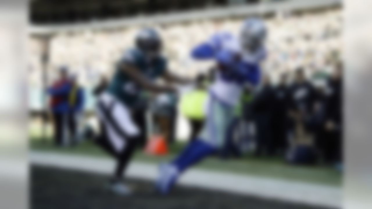 Dallas Cowboys' Terrance Williams (83) pulls in a touchdown pass against Philadelphia Eagles' Nolan Carroll (22) during the first half of an NFL football game, Sunday, Jan. 1, 2017, in Philadelphia. (AP Photo/Matt Rourke)