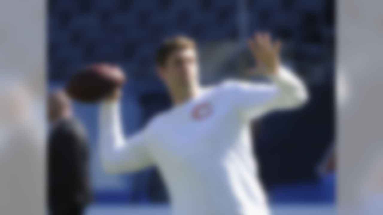 Chicago Bears quarterback Jay Cutler warms up before an NFL football game against the Arizona Cardinals, Sunday, Sept. 20, 2015, in Chicago. (AP Photo/David Banks)