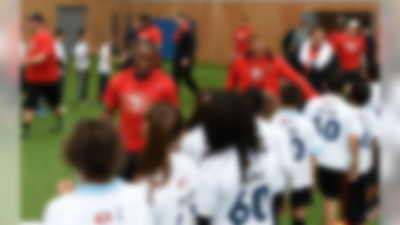 San Francisco 49ers and Tottenham Hotspur [English Premier League] players interact with local community school children at the Spurs practice facility.  (Dave Shopland/NFL)