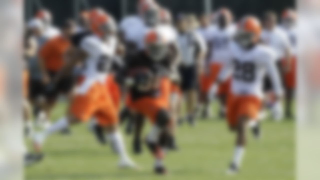 Cleveland Browns wide receiver Johnathan Haggerty, center, runs the ball during practice at NFL football training camp Thursday, Aug. 4, 2011, in Berea, Ohio. (AP Photo/Tony Dejak)