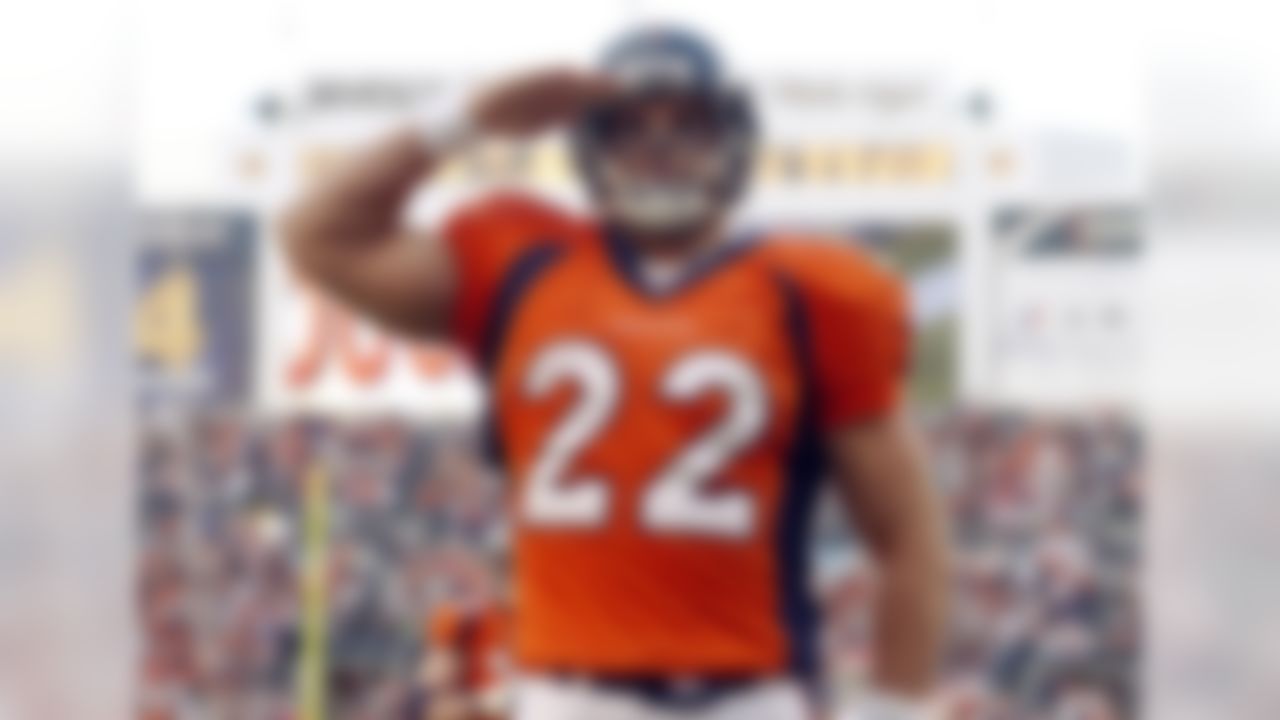 Denver Broncos fullback Peyton Hillis salutes the crowd after running for a touchdown against the Kansas City Chiefs in the first quarter of an NFL football game in Denver on Sunday, Dec. 7, 2008.  (AP Photo/David Zalubowski)