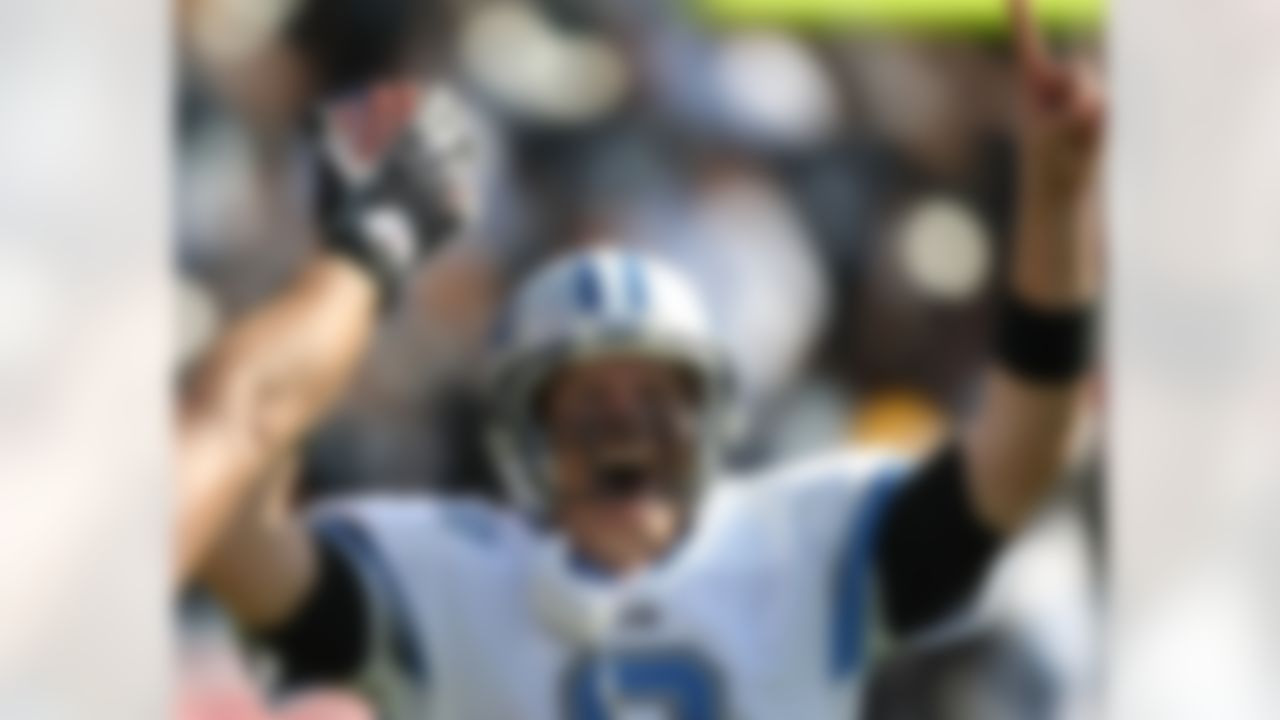 OAKLAND, CA - SEPTEMBER 09:  Jon Kitna #8 of the Detroit Lions celebrates after defeating the Oakland Raiders during an NFL game on September 9, 2007 at McAfee Coliseum in Oakland, California.  (Photo by Jed Jacobsohn/Getty Images)
