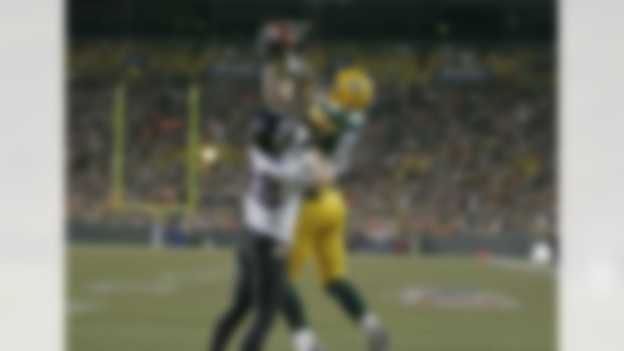 Green Bay Packers tight end Jermichael Finley catches the ball while being covered by Baltimore Ravens safety Tom Zbikowski during an NFL football game Monday, Dec. 7, 2009, in Green Bay, Wis. (AP Photo/Matt Ludtke)