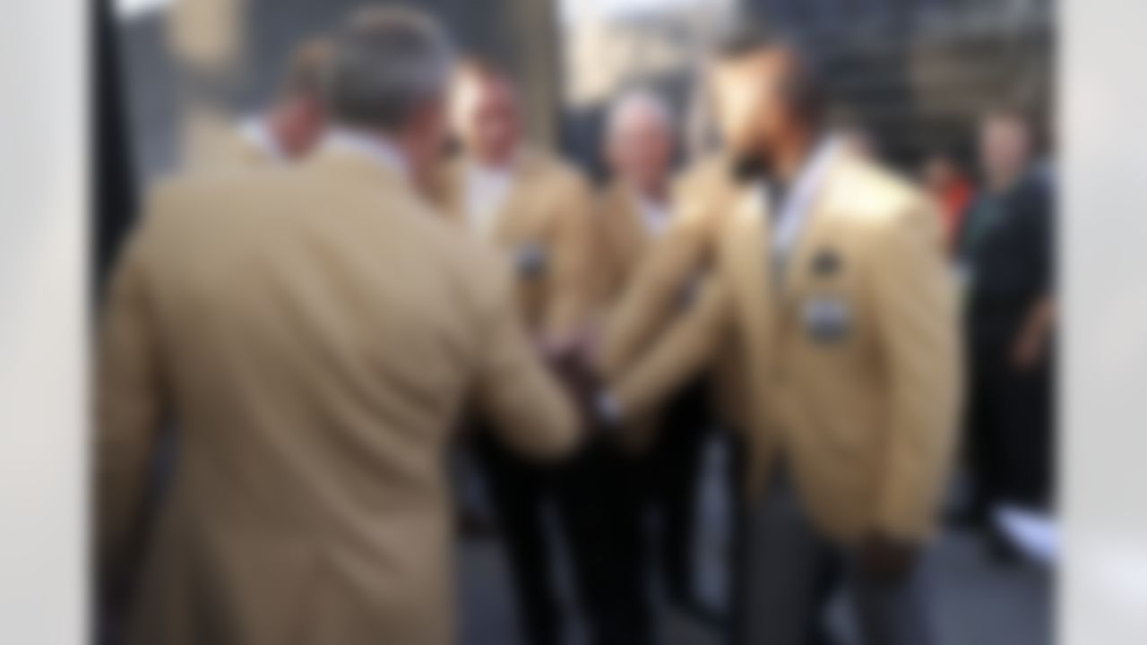 Alan Faneca huddles with Hall of Famers during the 2021 Hall of Fame Weekend on Sunday, August 8, 2021 in Canton, Ohio.