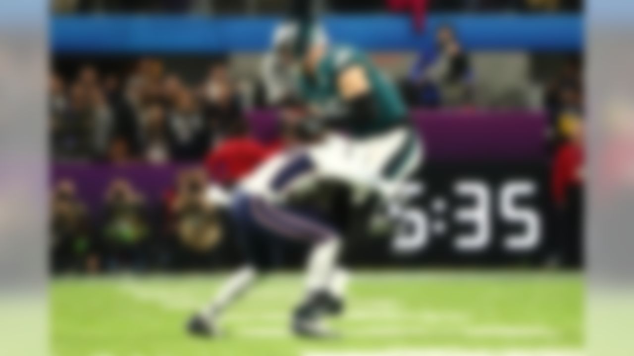Philadelphia Eagles tight end Zach Ertz (86) catches the ball for two yards on fourth down to extend the drive in front of New England Patriots strong safety Duron Harmon (30).
Ertz finished the game with seven receptions, 67 receiving yards and a TD. Five of seven receptions went for first downs. Ertz continued his prowess on third- and fourth-down situations, tallying his 11th reception on either third or fourth down, per NFL Research.