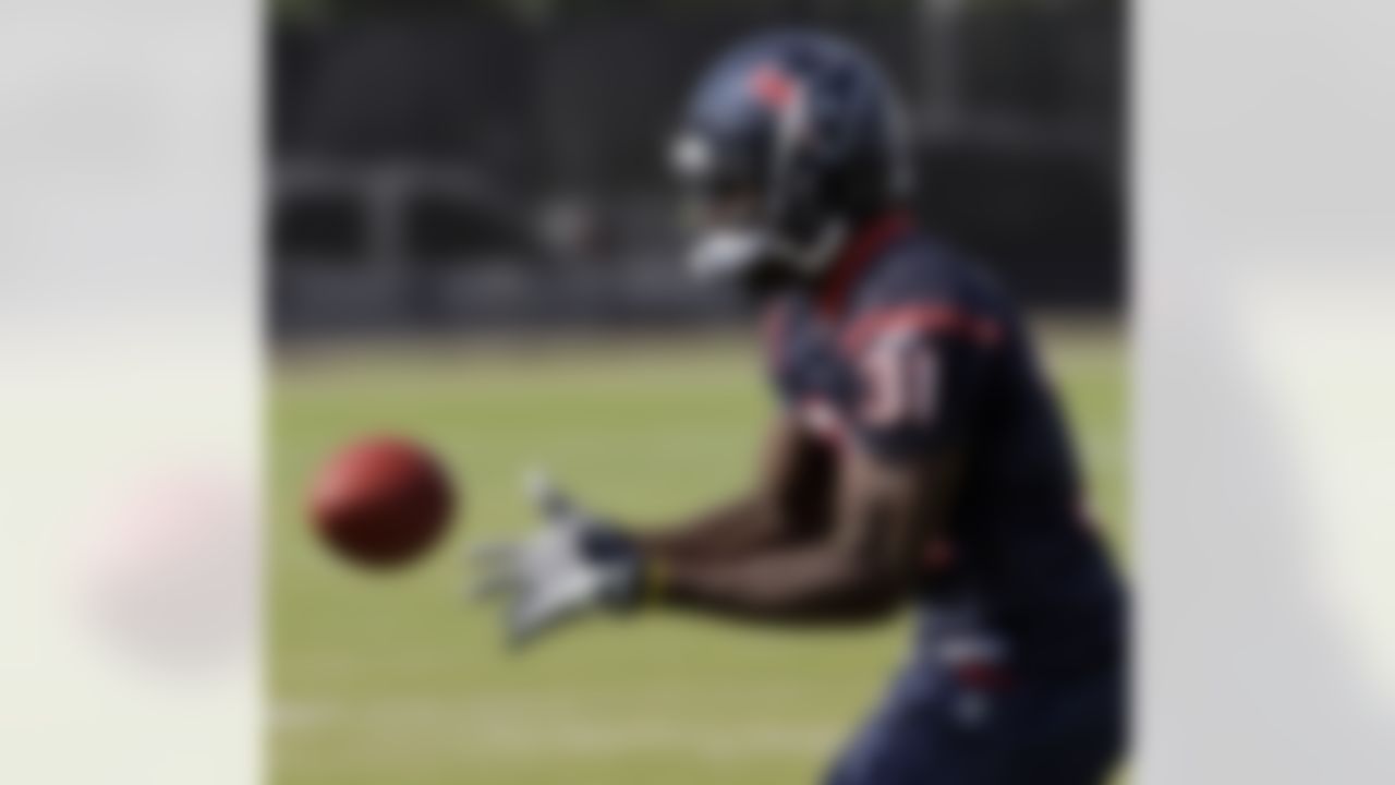 Houston Texans safety Bernard Pollard catches the ball during a NFL football workout Tuesday, May 25, 2010, in Houston. (AP Photo/David J. Phillip)