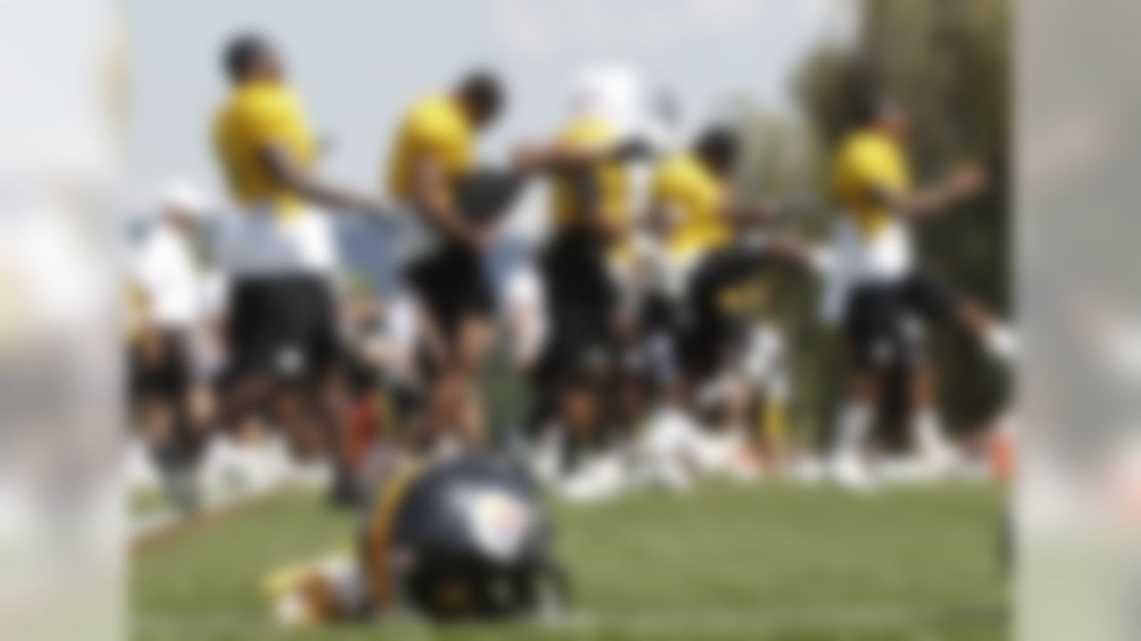 The Pittsburgh Steelers warm up before practice at NFL football training camp in Latrobe, Pa., Sunday, July 29, 2012 . (AP Photo/Keith Srakocic)