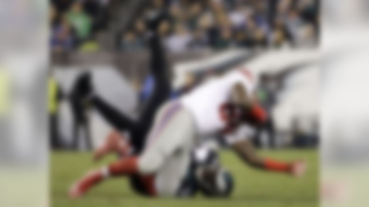 New York Giants tight end Larry Donnell (84) is hit by Philadelphia Eagles inside linebacker DeMeco Ryans during the first half of an NFL football game, Monday, Oct. 19, 2015, in Philadelphia. (AP Photo/Michael Perez)