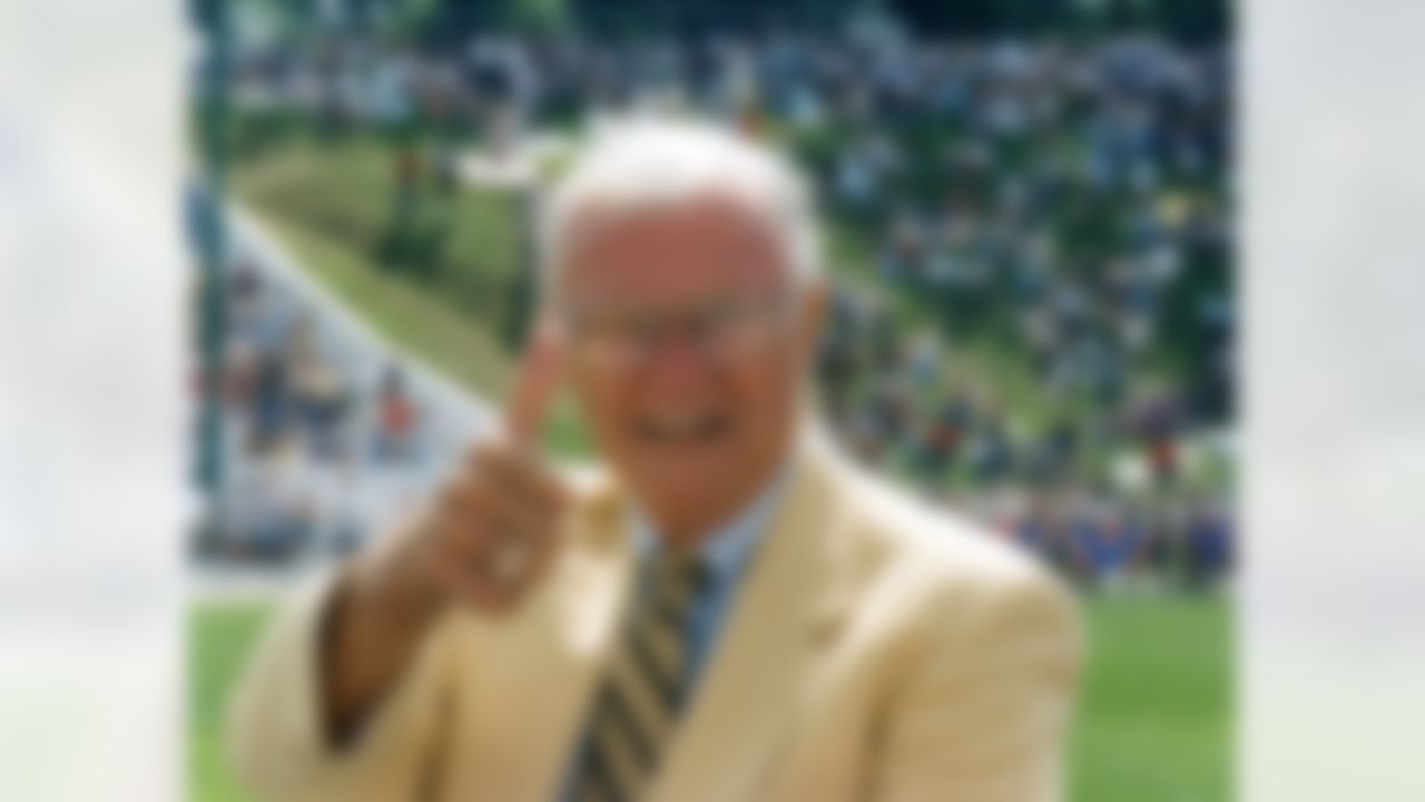 In this July 27, 1996 photo, former Detroit Lions offensive lineman Lou Creekmur is inducted into the Pro Football Hall of Fame in Canton, Ohio. (Pro Football Hall of Fame)