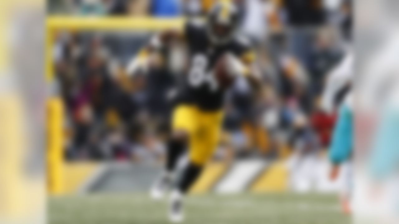 It is nearly impossible to leave Antonio Brown off this list. Has any player, irrespective of position, performed better at his job over the last four years? The Steelers WR1 captured the AFC North title by plowing through two Ravens to score at the goal line. And in an "off" season, Brown only managed 1,284 yards in 15 games. With the return of Martavis Bryant, secondaries will no longer be able to keep their eyes trained on A.B. while scantly noticing Eli Rogers, Sammie Coates or whoever else.
Second team: Julio Jones, Atlanta Falcons
