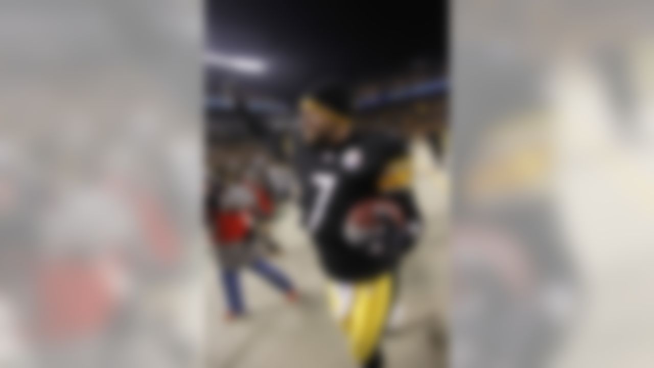 Pittsburgh Steelers quarterback Ben Roethlisberger celebrates after the game against the Baltimore Ravens in the AFC Divisional Playoff game against the on Jan. 15, 2011 at Heinz Field in Pittsburgh, PA. The Steelers won 31-24. (Photo by Joe Robbins/NFL)