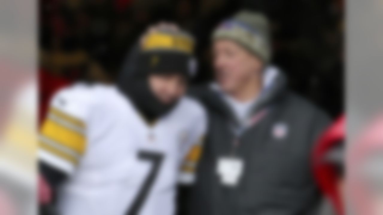 Pittsburgh Steelers quarterback Ben Roethlisberger, left, talks to former Buffalo Bills quarterback Jim Kelly prior to an NFL football game, Sunday, Dec. 11, 2016, in Orchard Park, N.Y. (AP Photo/Bill Wippert)