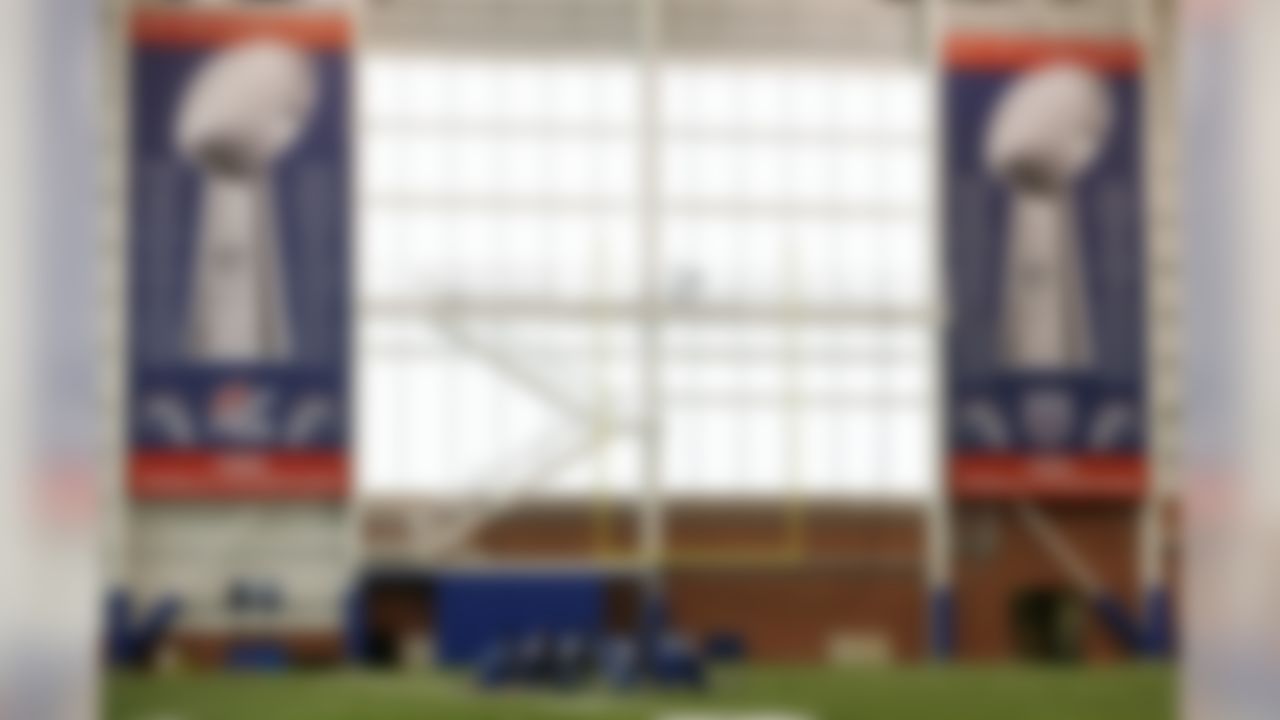 New York Giants defensive players huddle at the end of practice during an NFL football mini camp, Tuesday, June 16, 2015, in East Rutherford, N.J. (AP Photo/Julio Cortez)