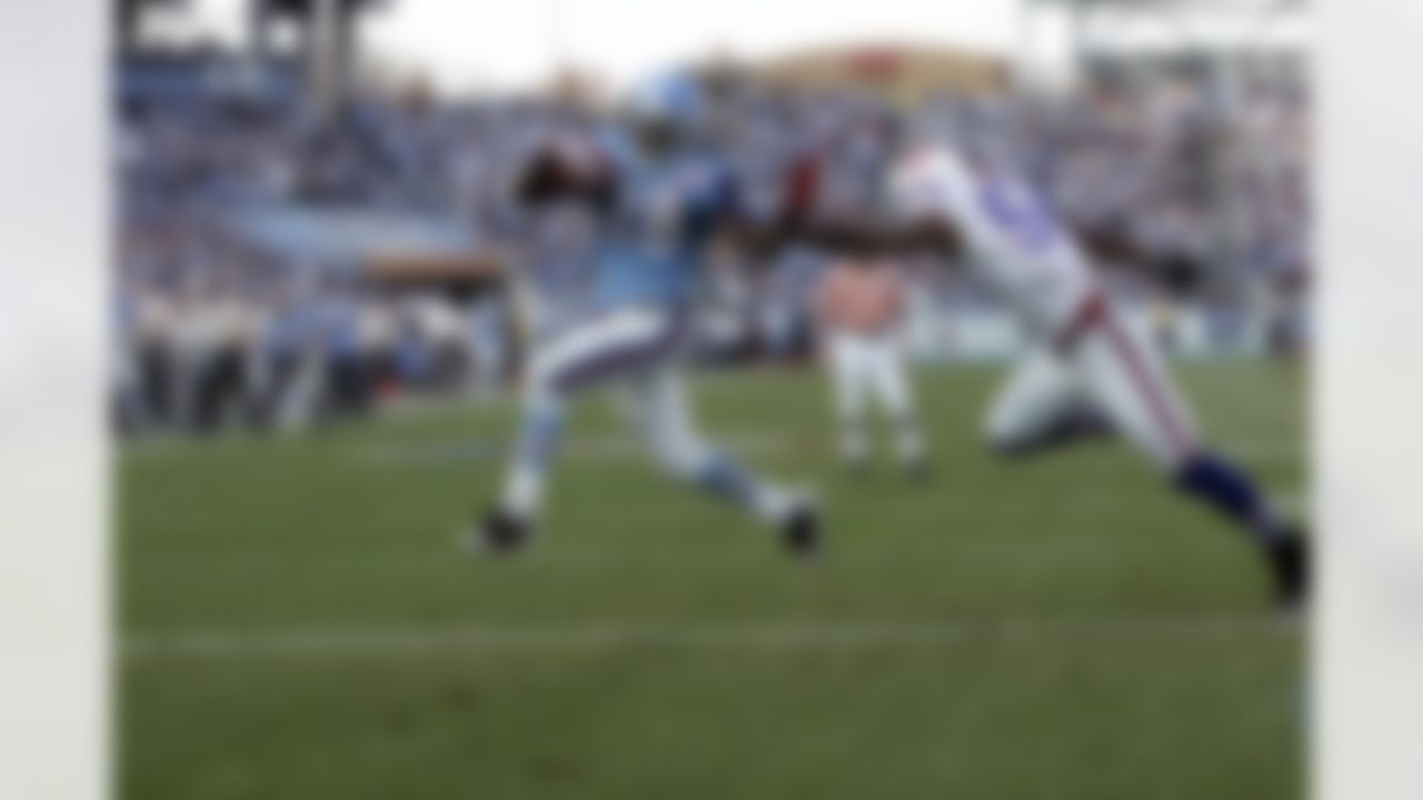 Tennessee Titans running back Chris Johnson (28) runs for a touchdown on a 1-yard run ahead of Buffalo Bills linebacker Nic Harris (54) in the fourth quarter of an NFL football game in Nashville, Tenn., Sunday, Nov. 15, 2009. (AP Photo/Wade Payne)