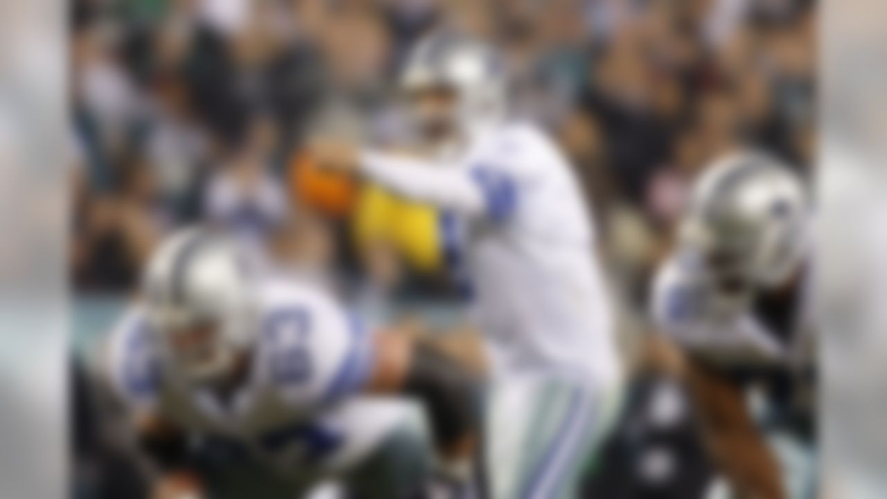 Dallas Cowboys quarterback Tony Romo points to the Philadelphia Eagles defense in the first half of an NFL football game Sunday, Nov. 8, 2009, in Philadelphia. (AP Photo/Mel Evans)