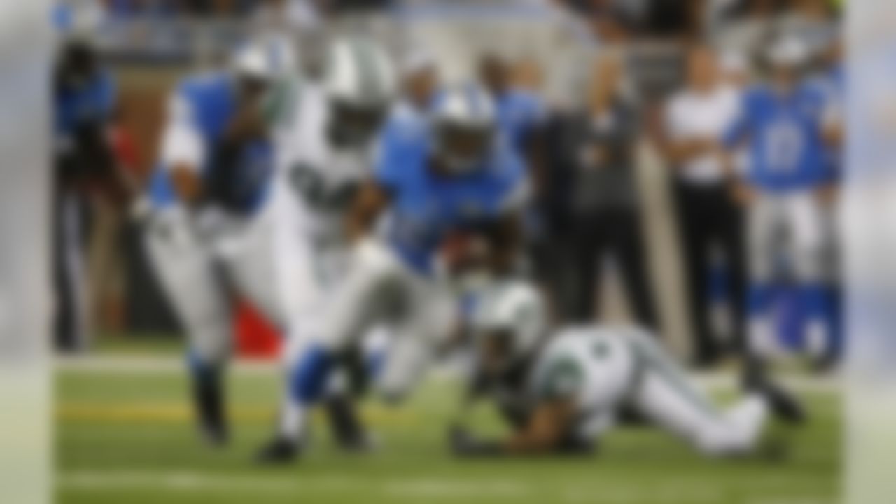 Detroit Lions running back Ameer Abdullah (21) is chased by New York Jets free safety Calvin Pryor (25) and nose tackle Damon Harrison (94) during the first half of an NFL preseason football game, Thursday, Aug. 13, 2015, in Detroit. (AP Photo/Paul Sancya)