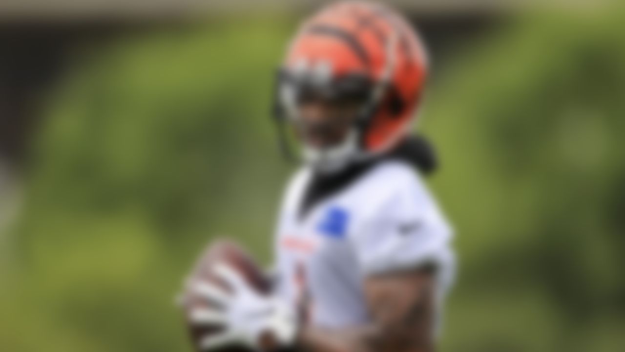 Cincinnati Bengals' Ja'Marr Chase makes a catch during an NFL football camp practice in Cincinnati, Tuesday, June 8, 2021.