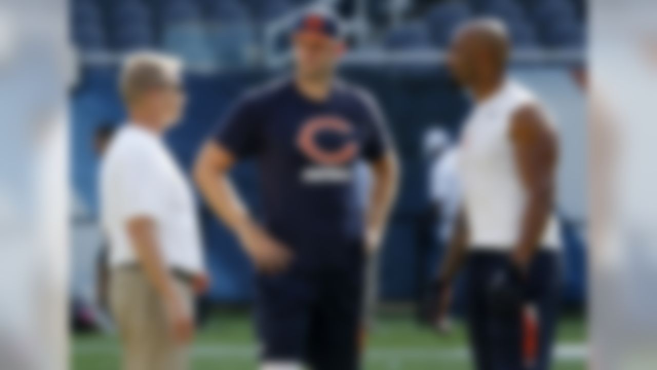 Browns special teams coordinator Chris Tabor talks to Chicago Bears quarterback Jay Cutler and the Bears running back Matt Forte before an NFL preseason football game, Thursday, Sept. 3, 2015, in Chicago. (AP Photo/Charles Rex Arbogast)