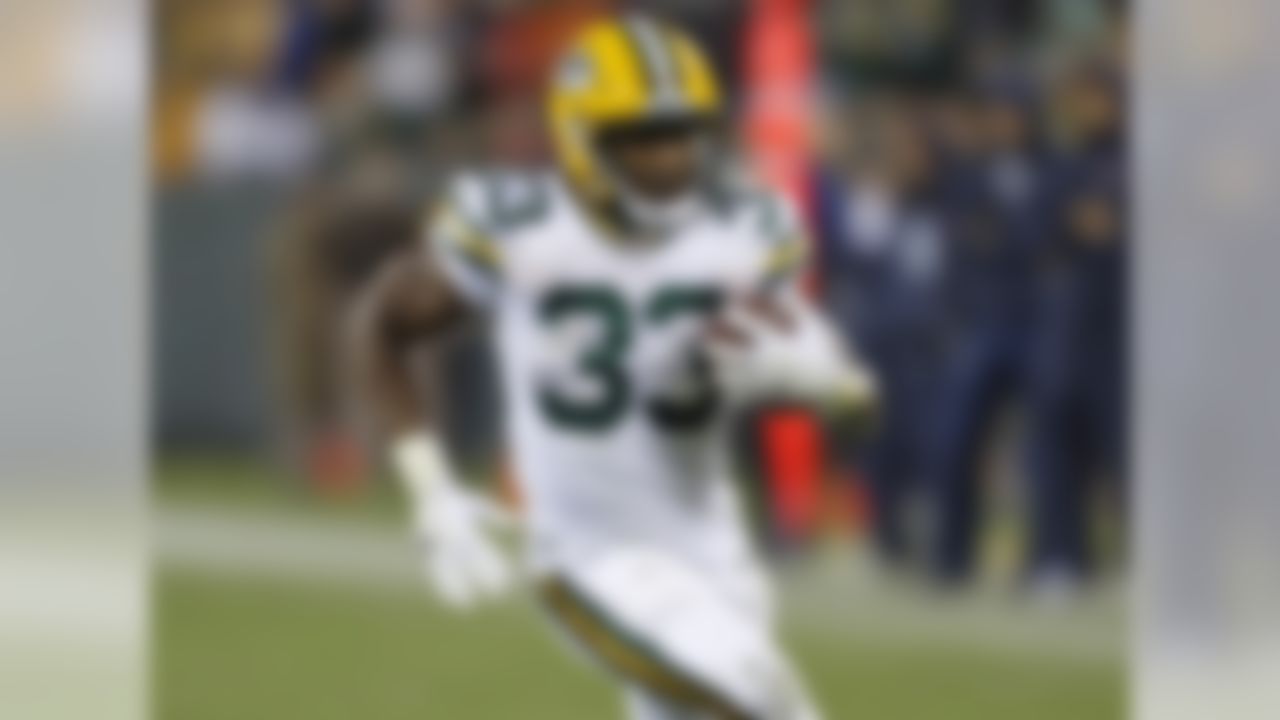 The Packers battle of attrition continued on Thursday night, with both Ty Montgomery (ribs) and Jamaal Williams (knee) suffering injuries. That forced fifth-round rookie Aaron Jones into a featured role, where he delivered an encouraging performance (13 carries, 49 yards, one touchdown). While there are reports that Ty Montgomery could play this weekend, that feels a bit overly optimistic. The Packers have extra time to heal, or prepare Jones for a more prominent role as they head to Dallas. Montgomery was proof of how valuable the Packers starting running back could be in fantasy, even with mediocre efficiency numbers (3.3 yards per attempt). As long as Montgomery and Wiliams are out/limited for Week 5, Jones will be in the mix as an RB2/flex play. (Percent owned: 0.4, FAAB suggestion: 15-20)