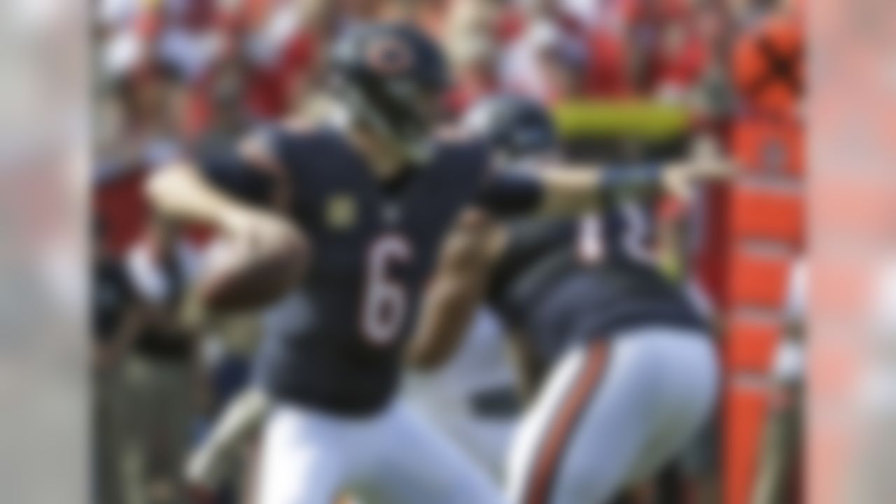 Chicago Bears quarterback Jay Cutler (6) throws a pass against the Tampa Bay Buccaneers during the first quarter of an NFL football game Sunday, Nov. 13, 2016, in Tampa, Fla. (AP Photo/Chris O'Meara)