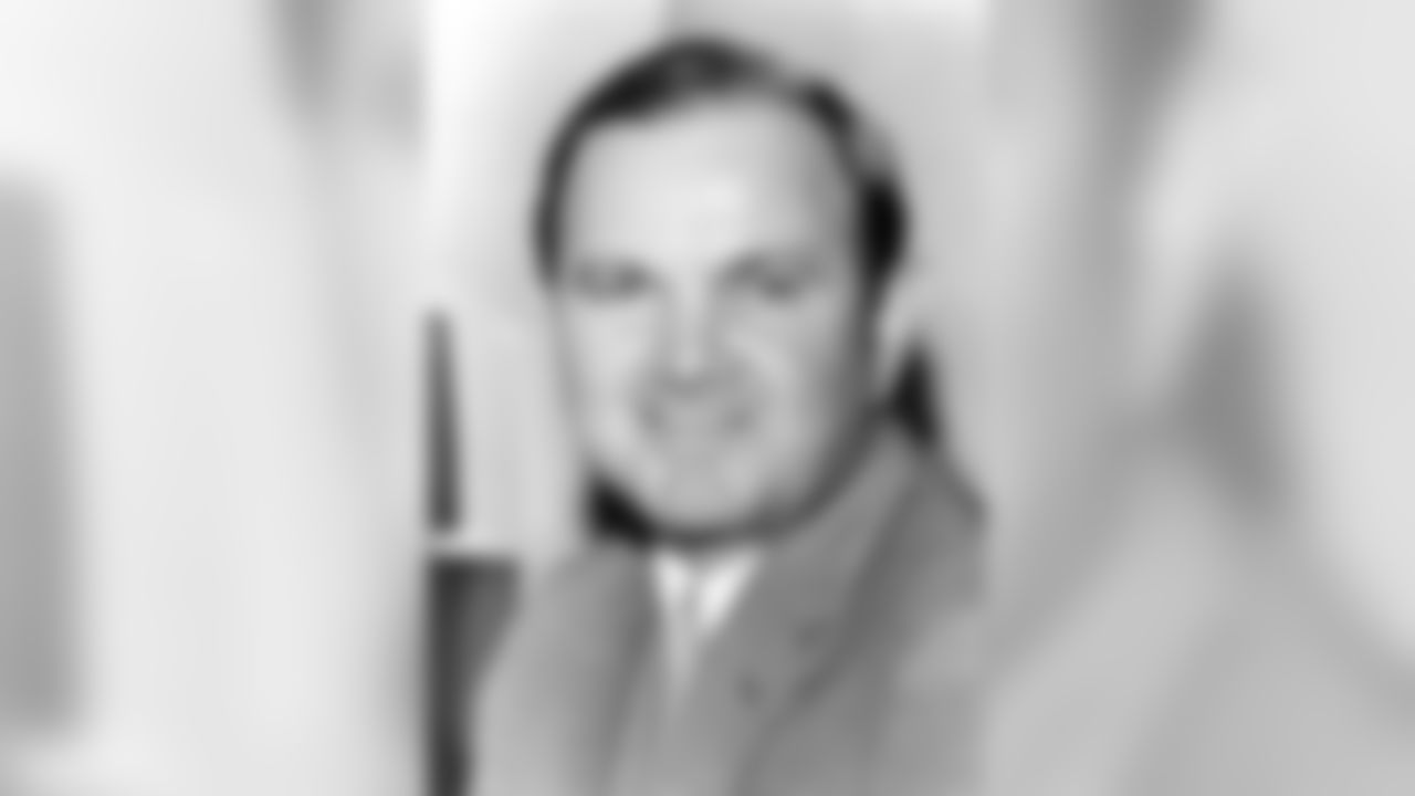 54 Ralph Wilson Images, Stock Photos & Vectors