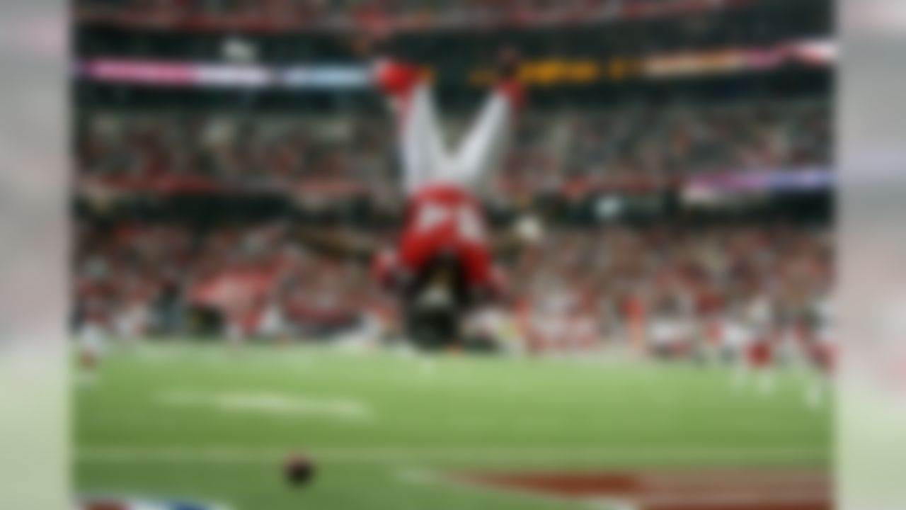 ATLANTA - SEPTEMBER 21: Wide receiver Roddy White #84 of the Atlanta Falcons does a back-flip to celebrate his touchdown in the first quarter against the Kansas City Chiefs at Georgia Dome on September 21, 2008 in Atlanta, Georgia.  (Photo by Doug Benc/Getty Images)