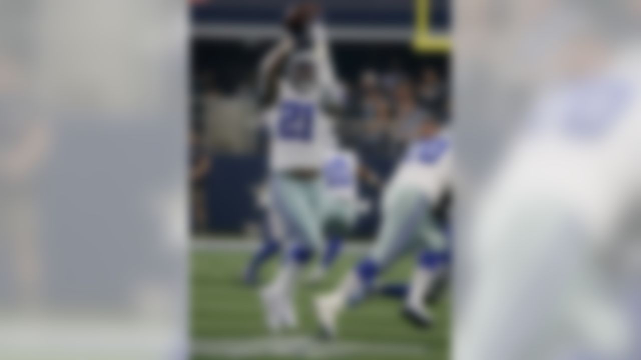 Dallas Cowboys running back Ezekiel Elliott (21) reaches up to catch a pass in the first half of a NFL football game against the New York Giants in Arlington, Texas, Sunday, Sept. 8, 2019. (AP Photo/Michael Ainsworth)