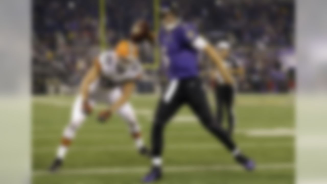 Baltimore Ravens quarterback Joe Flacco (5) celebrates his touchdown run as Cleveland Browns outside linebacker Scott Fujita watches during the second half of an NFL football game in Baltimore, Thursday, Sept. 27, 2012. (AP Photo/Patrick Semansky)