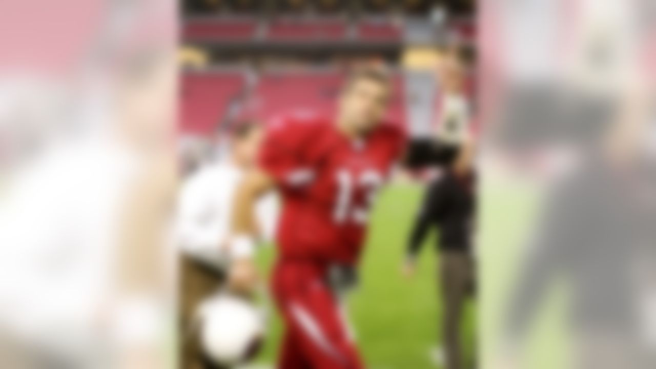 GLENDALE, AZ - DECEMBER 30:  Quarterback Kurt Warner #13 of the Arizona Cardinals waves to the fans after a 48-19 win over the St. Louis Rams at University of Phoenix Stadium on December 30, 2007 in Glendale, Arizona.  (Photo by Kevin Terrell/Getty Images)