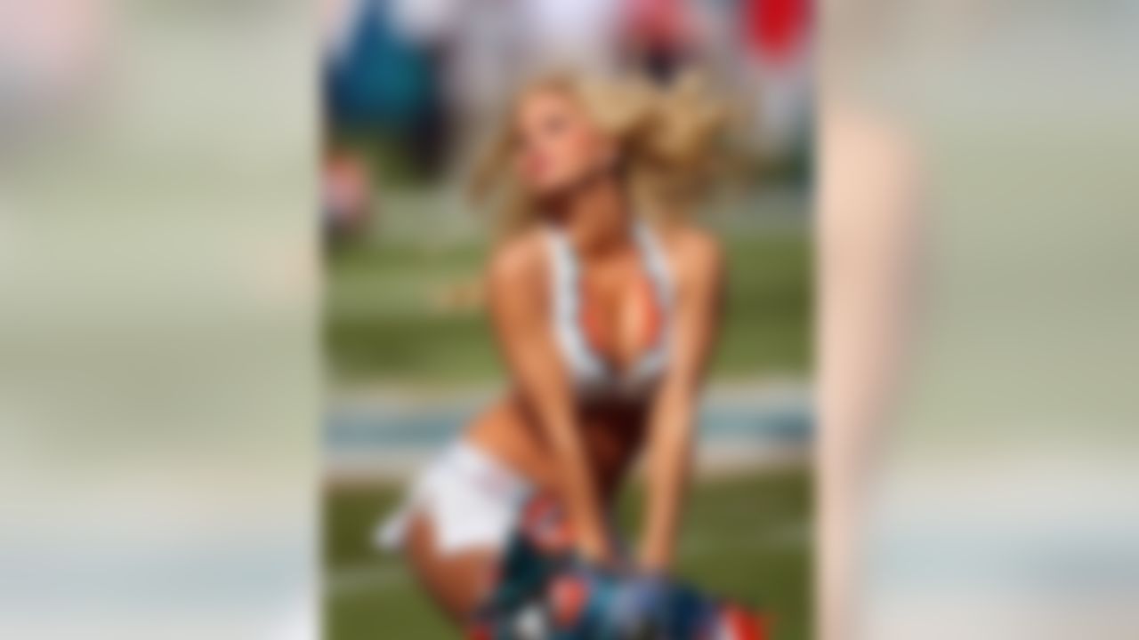 The 10 hottest cheerleaders in the NFL - Muscle & Fitness