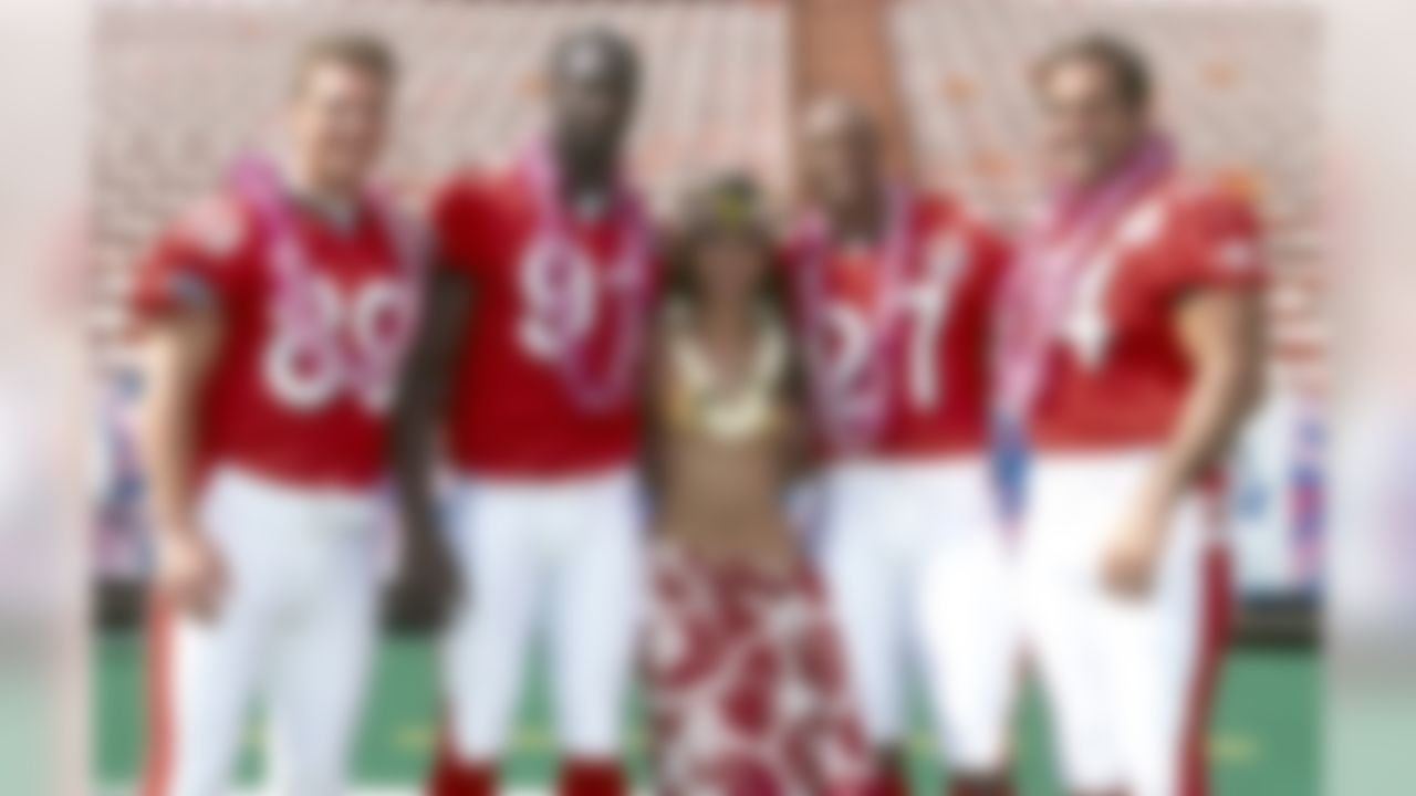 Pro Bowl TennesseeTitans players tight end Frank Wychek, defensive end Jevon Kearse, offensive lineman Bruce Matthews and running back Eddie George pose with a local for AFC team picture day at Aloha Stadium in Honolulu, Hawaii on February 5, 2000. Photo by NFL/WireImage.com.