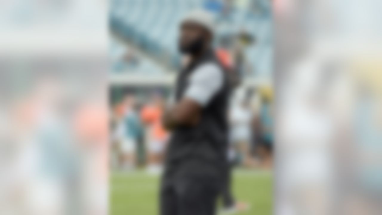 Jacksonville Jaguars running back Leonard Fournette watches players warm up before an NFL football game against the Cincinnati Bengals, Sunday, Nov. 5, 2017, in Jacksonville, Fla. AP Photo/Phelan M. Ebenhack)