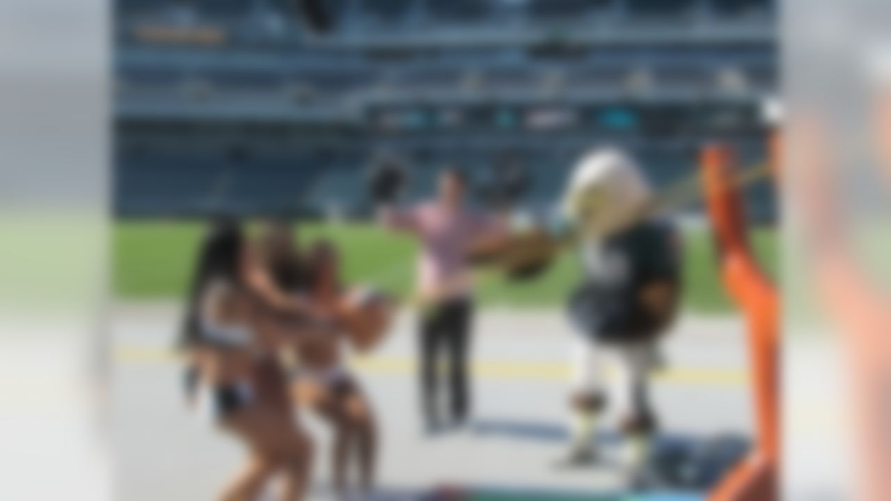 Dave Dameshek cheers on the Philadelphia Eagles cheerleaders at Lincoln Financial Field in Philadelphia, Pennsylvania.  (National Football League)