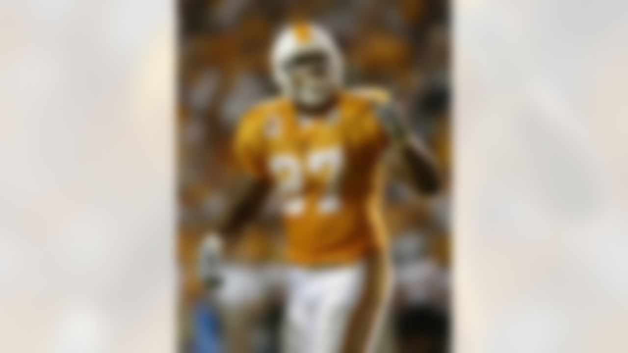 Tennessee's Arian Foster points to the fans after scoring a touchdown during a college football game against Southern Mississippi  Saturday, Sept. 8, 2007 in Knoxville, Tenn. Tennessee won 39-19.(AP Photo/Wade Payne)