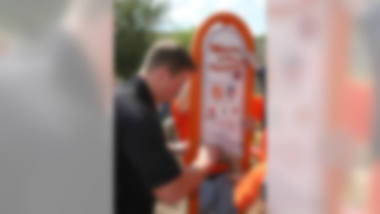 Jason Witten helps place signage at the new playground. (Photo by Tom Copeland/CIA Stock Photography, Inc.)