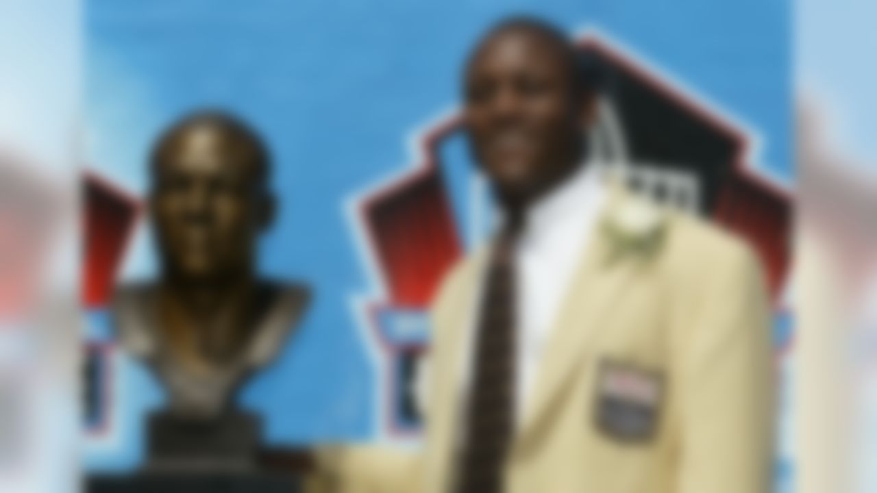 Barry Sanders poses with his bust after his induction into the Pro Football Hall of Fame, Sunday, Aug. 8, 2004, in Canton, Ohio.   (AP Photo/Ron Schwane)