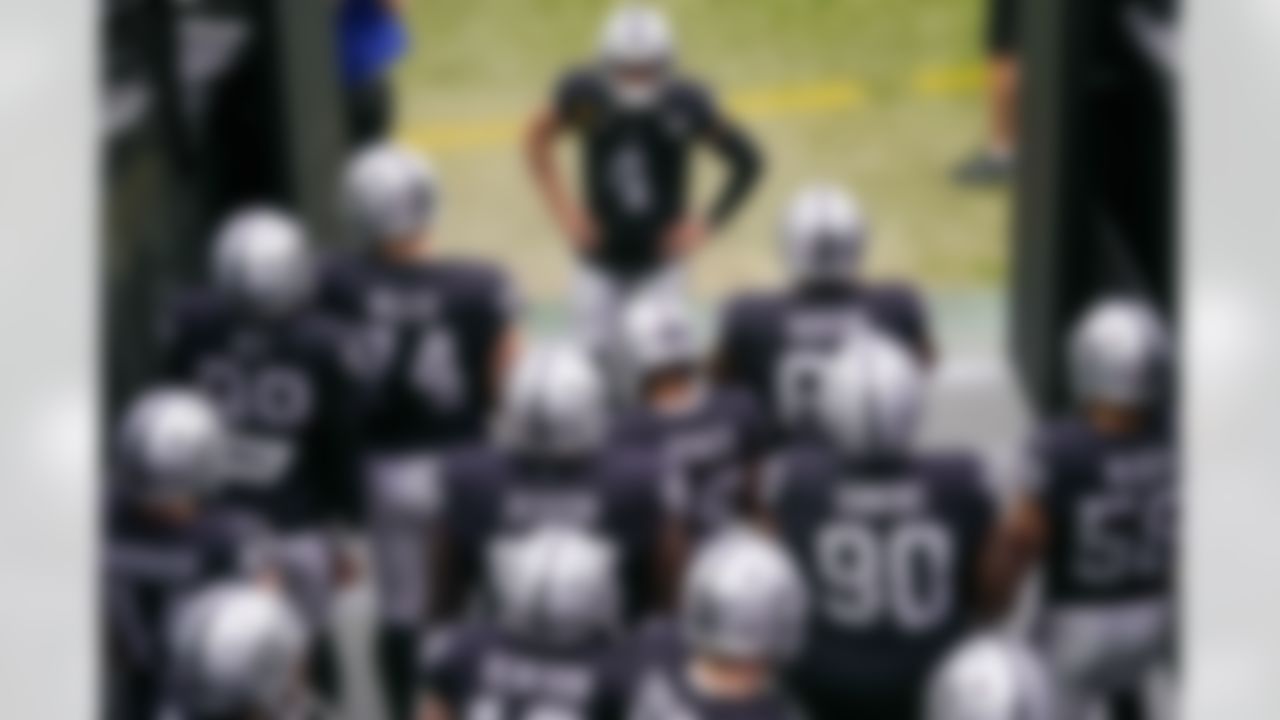 Raiders quarterback Derek Carr (4) meets with his teammates on Sunday in Las Vegas.