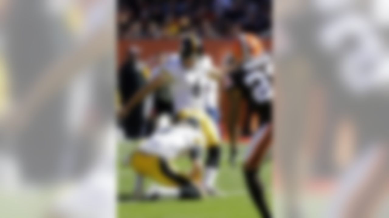 Pittsburgh Steelers kicker Shaun Suisham (6) kicks a 20-yard field goal against the Cleveland Browns in the first quarter of an NFL football game Sunday, Oct. 12, 2014, in Cleveland. (AP Photo/Tony Dejak)