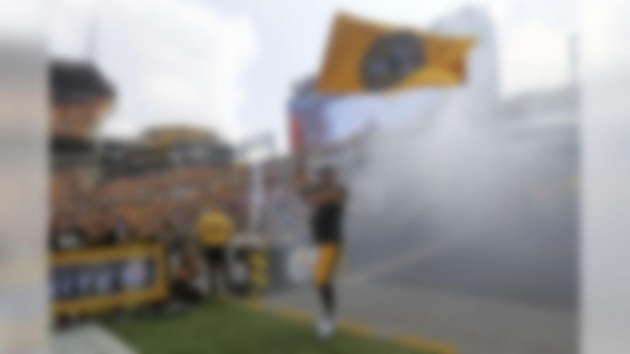 Pittsburgh Steelers quarterback Ben Roethlisberger carries a banner in memory of Steelers owner Dan Rooney before an NFL football game against the Minnesota Vikings in Pittsburgh, Sunday, Sept. 17, 2017. (AP Photo/Keith Srakocic)