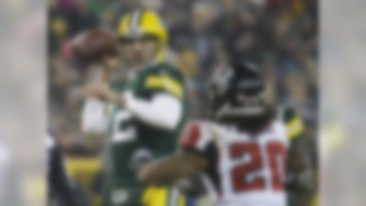 Green Bay Packers' Aaron Rodgers throws during the first half of an NFL football game against the Atlanta Falcons Monday, Dec. 8, 2014, in Green Bay, Wis. (AP Photo/Morry Gash)