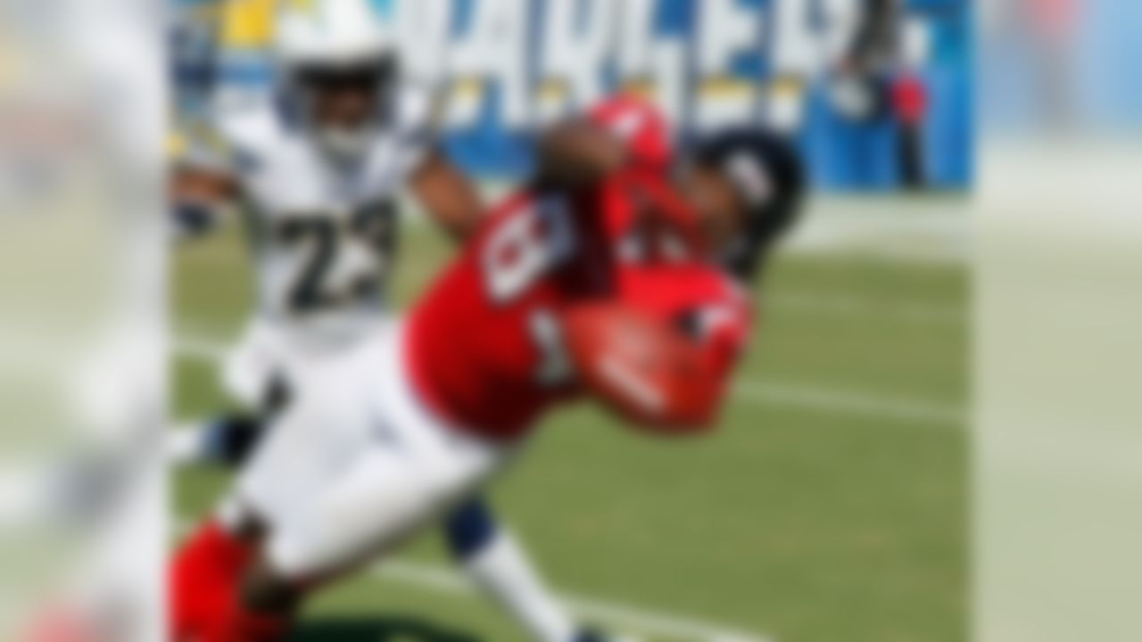 Atlanta Falcons wide receiver Roddy White #84 drops a diving catch while being guarded by San Diego Chargers cornerback Quentin Jammer #23 during the NFL game between the Atlanta Falcons and the San Diego Chargers at the Qualcomm Stadium in San Diego, California on September 23, 2012. (Ric Tapia/NFL)